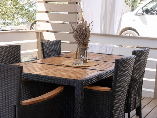 Möblierte Terrasse im Mobile Home