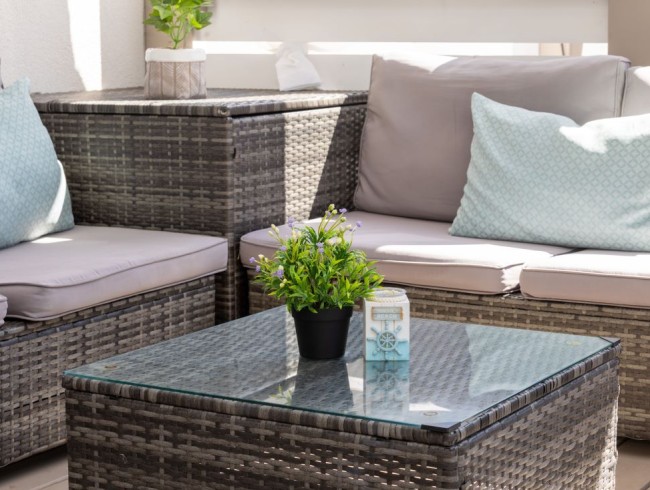 Möblierte Terrasse im Mobile Home