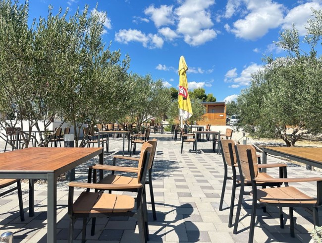 Sonnige Terrasse beim Restaurant