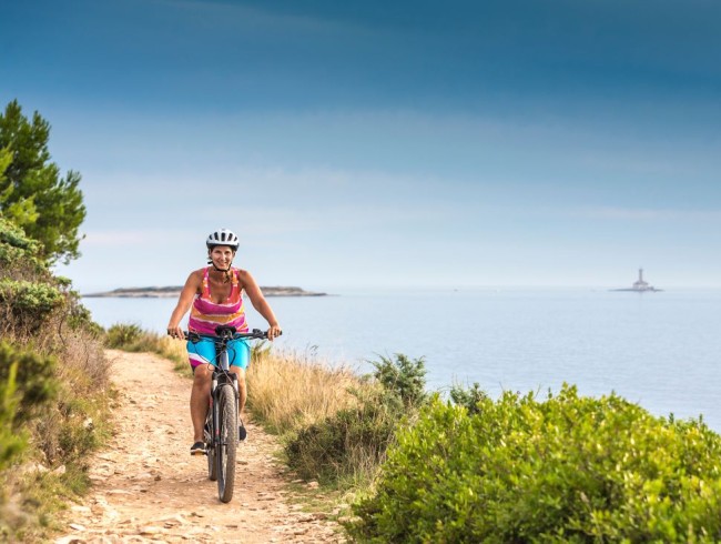 Radfahren an der Küsten von Dalmatien © Shutterstock