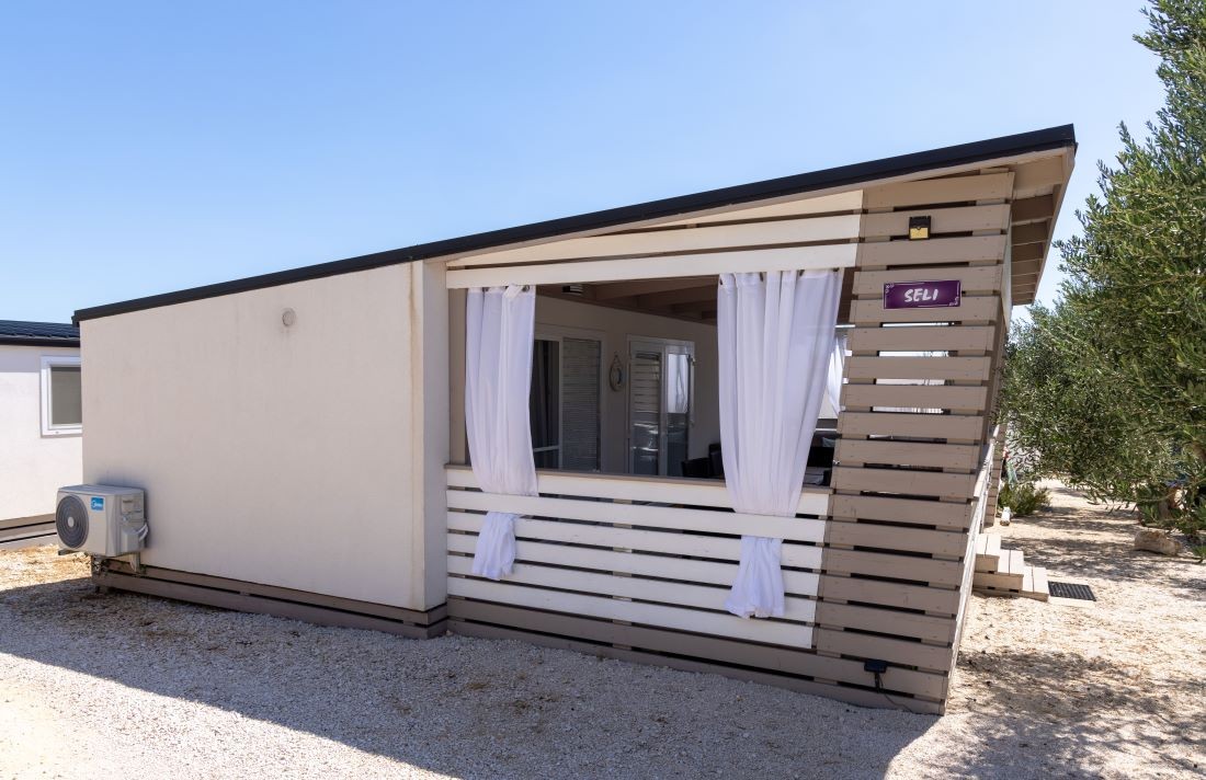 Möblierte schattige Terrasse