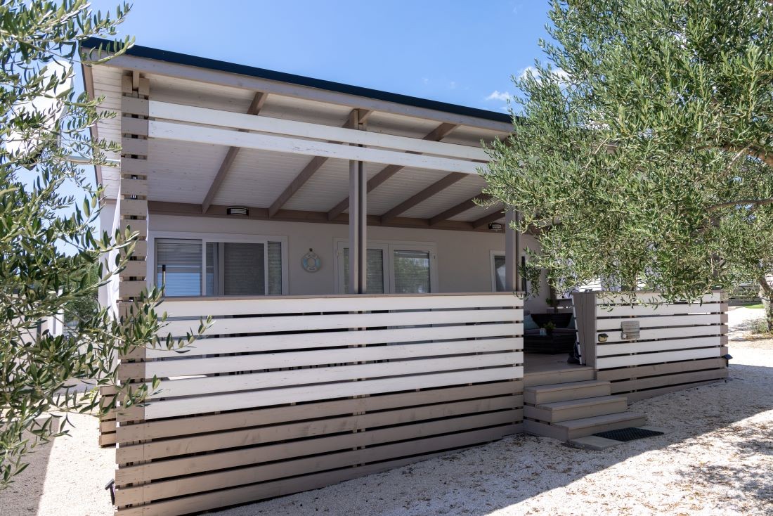 Möblierte schattige Terrasse