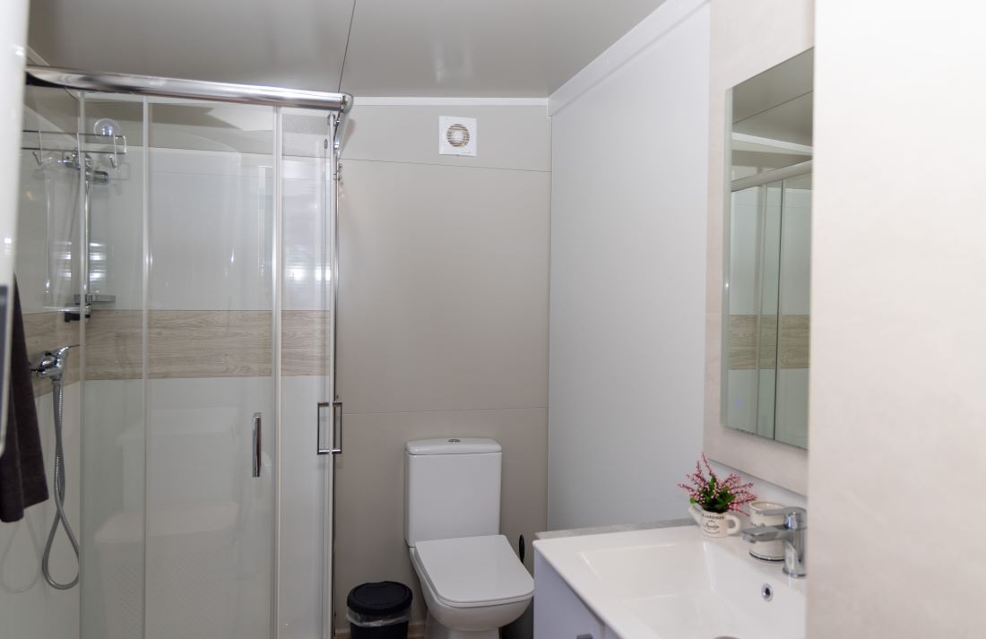 Badezimmer mit Dusche und WC