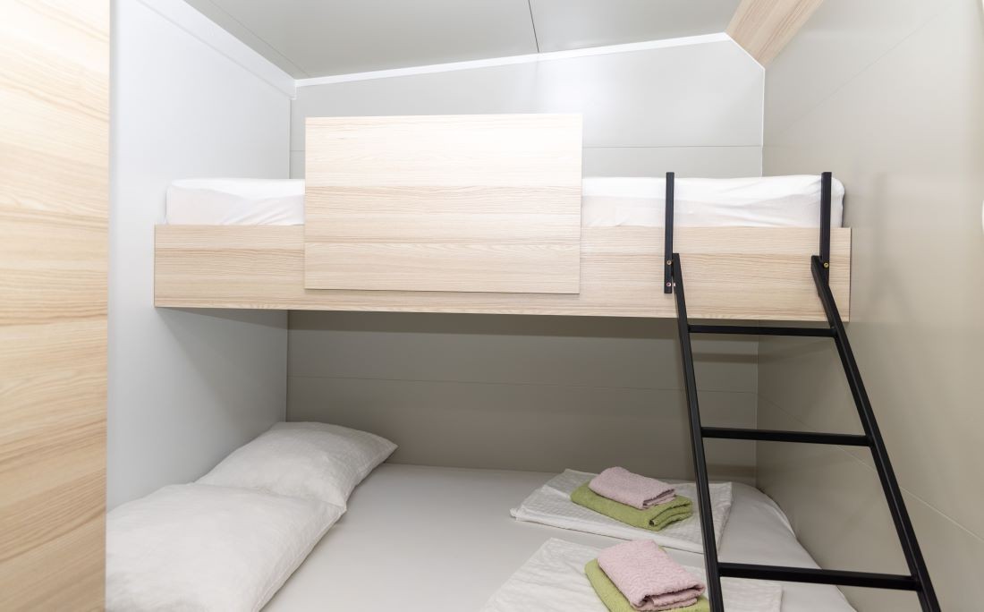 Schlafzimmer mit Doppelbett und Hochbett