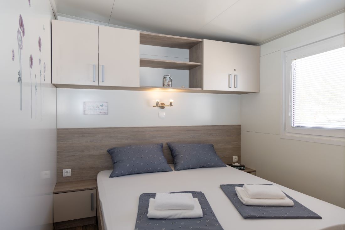 Schlafzimmer mit Doppelbett