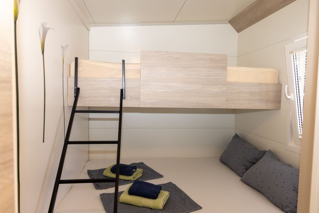 Doppelbett und Hochbett